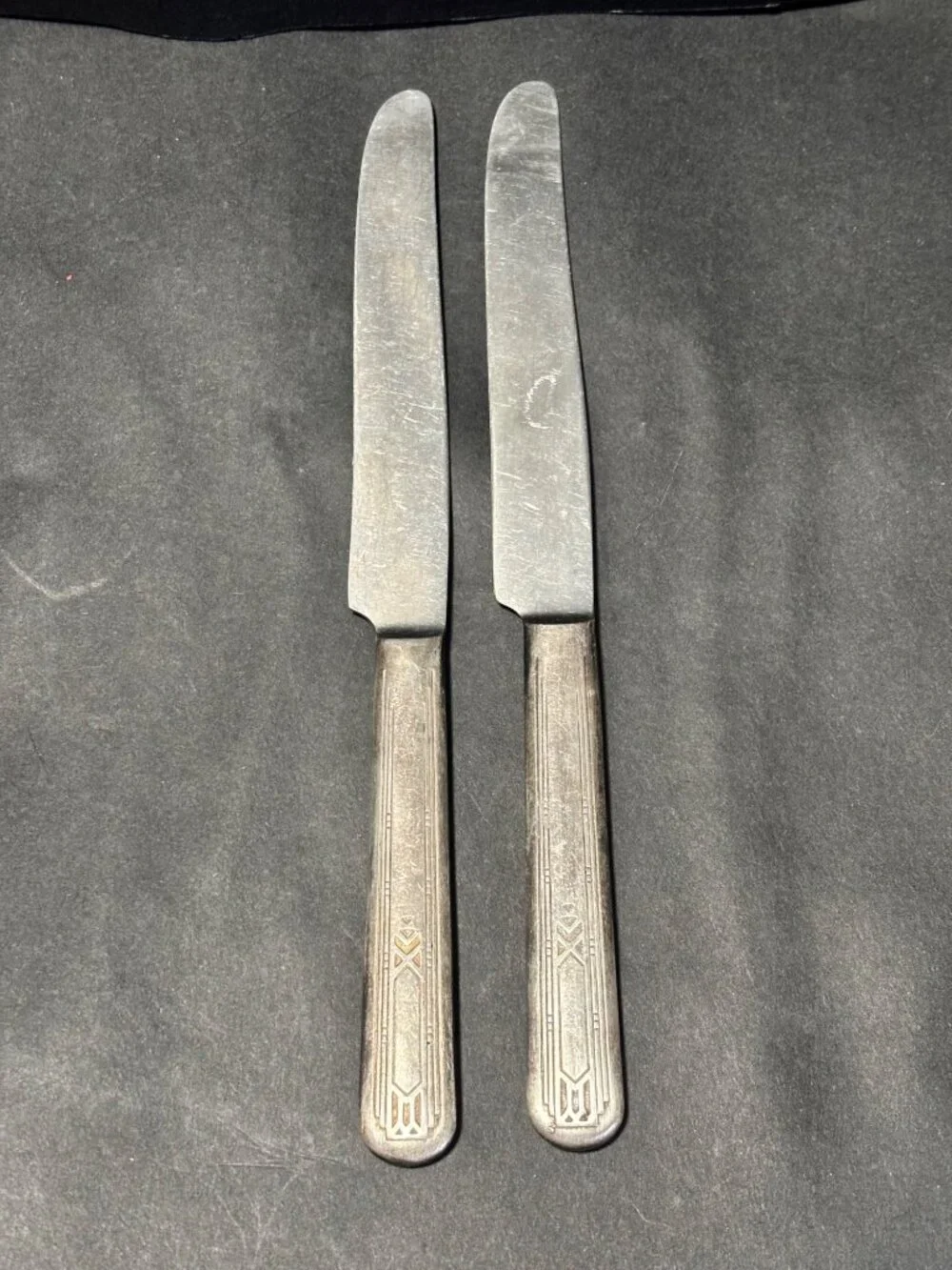 Vintage 30s Tudor Stainless Friendship Madallion Pattern Knives Set Of 2